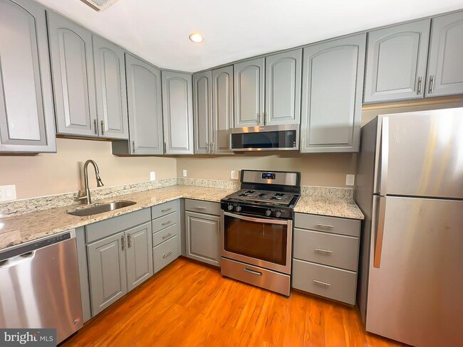 Building Photo - 6 Monroe St