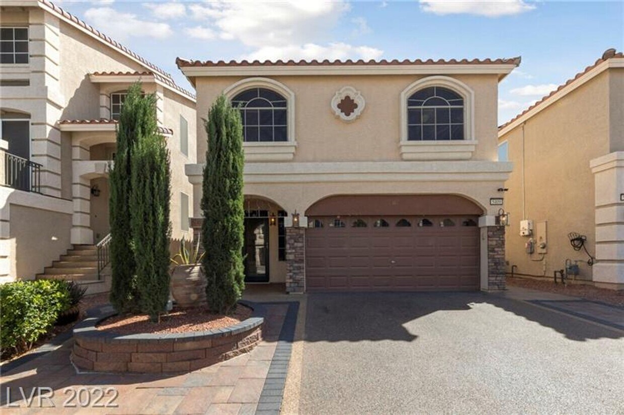Primary Photo - Luxurious Living: Elegant 4-Bed Retreat!