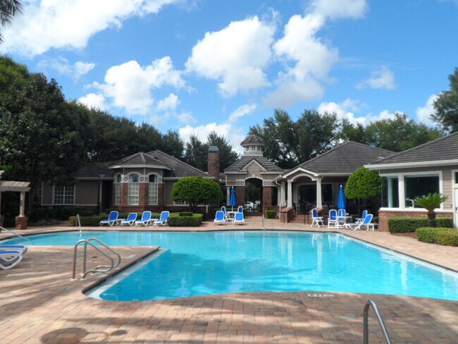 Foto del edificio - 1/1 lake and pool view with 1 car detached...