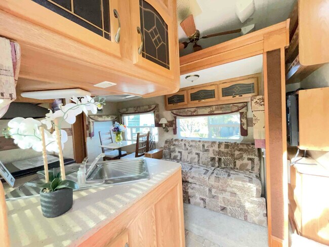 Foto del edificio - 1095 W El Camino Real