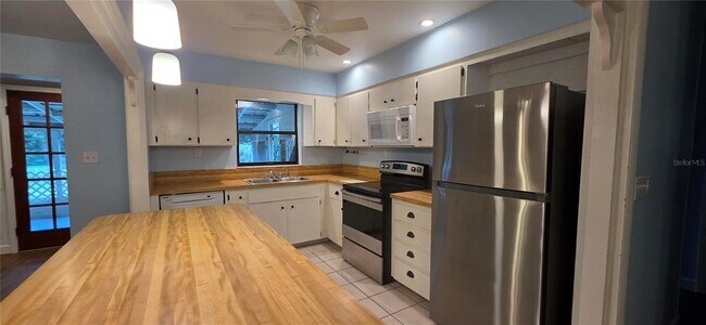 Foto del edificio - 17451 Southside Ct