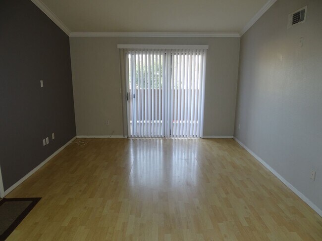 Foto del edificio - Well Cared For 1 Bed, 1 Bath 2nd Floor West Side Condo