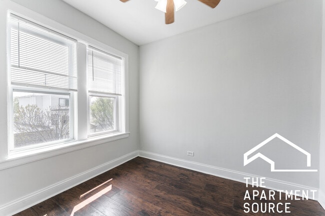 Foto del edificio - 4876 W Armitage Ave