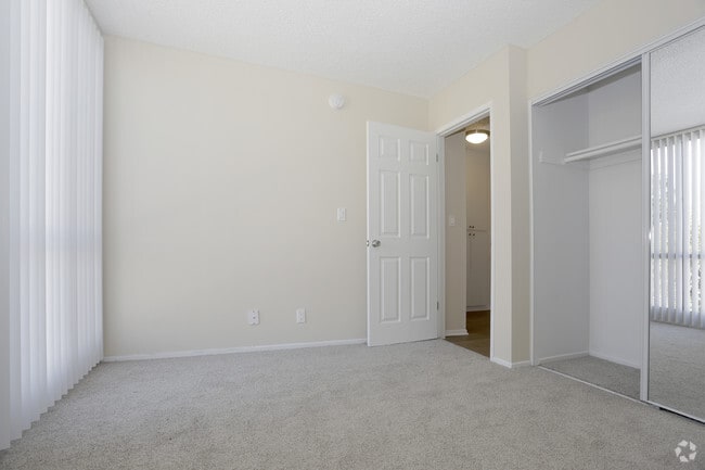 3HAB, 2BA - 1,150 ft² - The Village at Granada Hills
