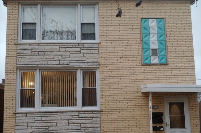 Fachada de la casa. Apartamento en el sótano con jardín. - 6313 W Montrose Ave