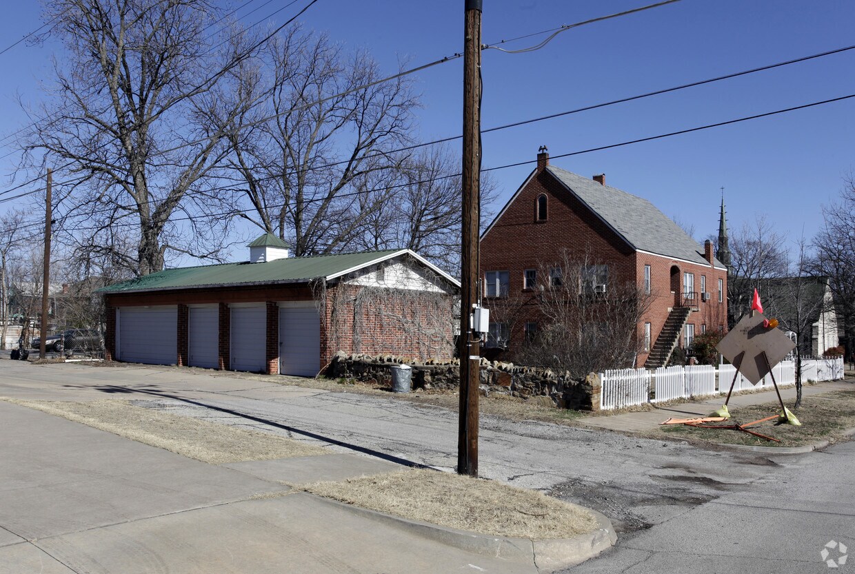 Building Photo - 821-823 S Dewey Ave