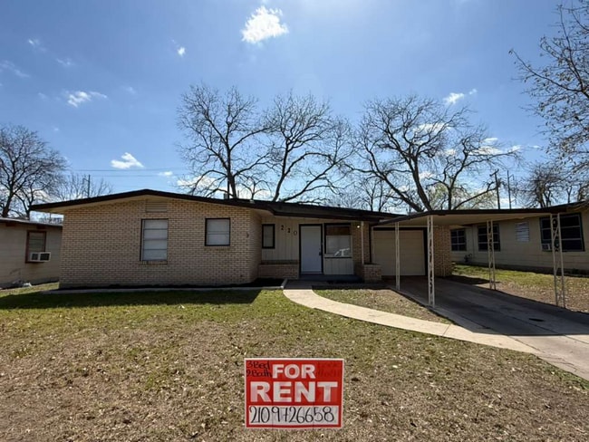 Photo - 230 Craigmont Ln House