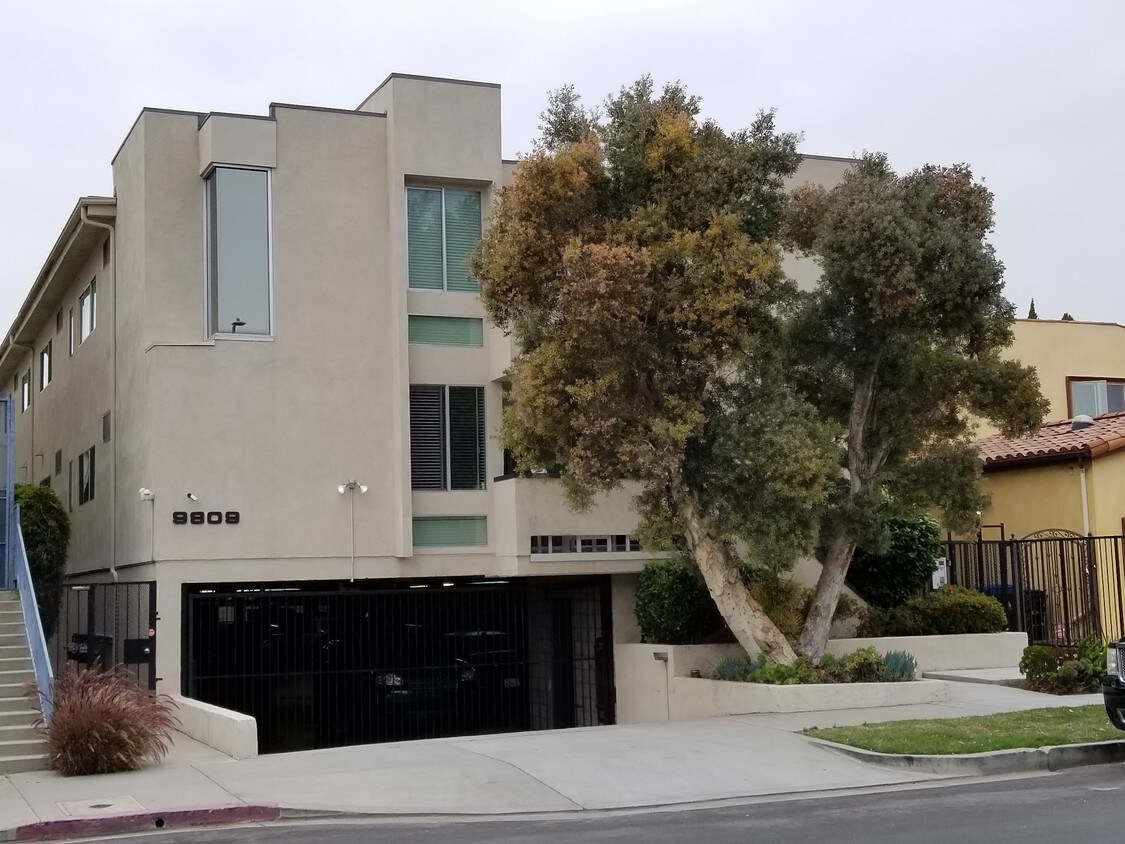 8 Unit 2 Story Building - 9809 Regent St