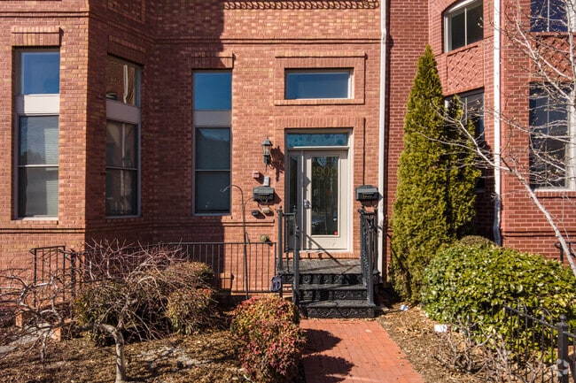 Building Photo - 1900 Vermont Ave NW