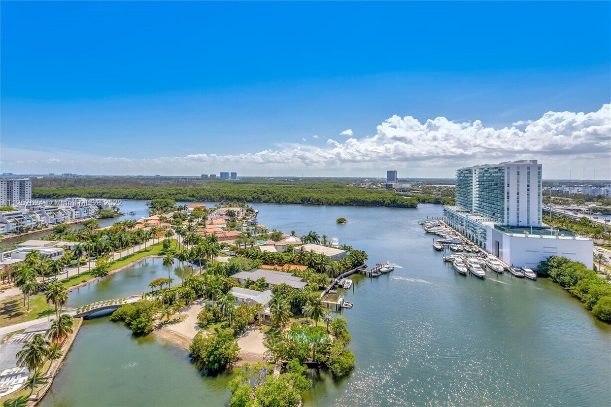 Building Photo - 16500 Collins Ave