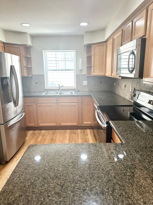 Building Photo - Spacious 2 bedroom + Office /Den, 2.5 bath...