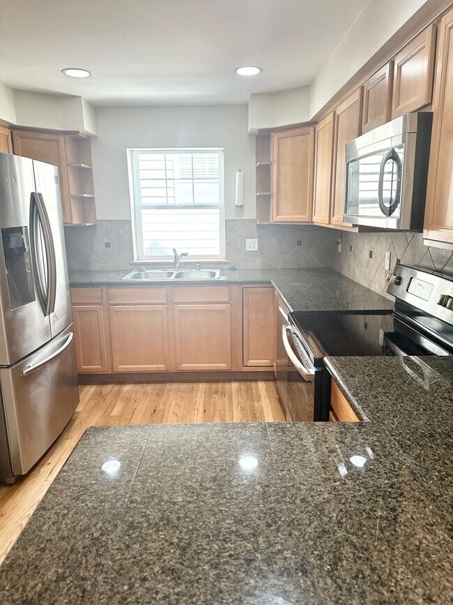 Foto del edificio - Spacious 2 bedroom + Office /Den, 2.5 bath...