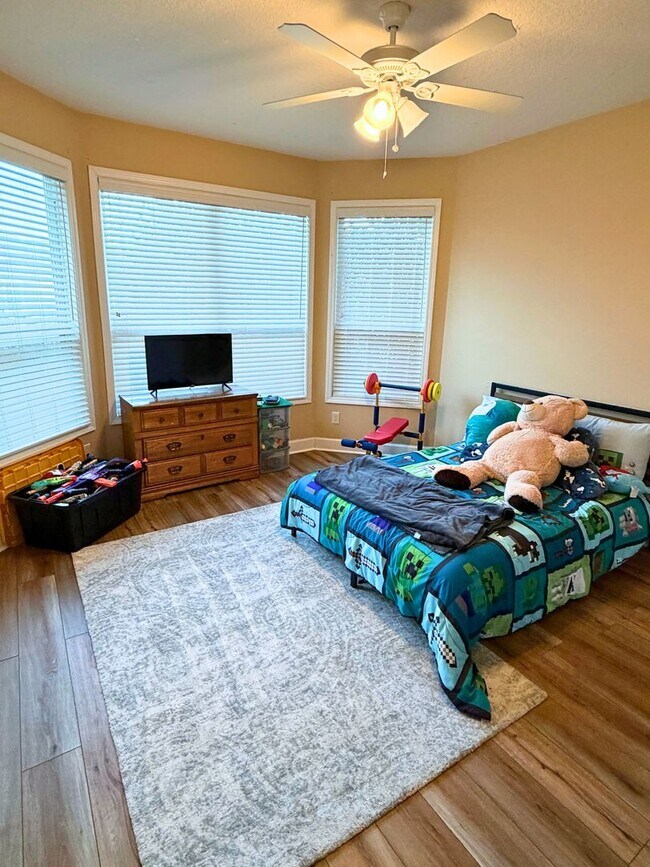 Building Photo - 3/2 with grass cutting included & access to community amenities.