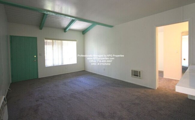 Building Photo - 1 Bedroom 1 bathroom upstairs condo in the...