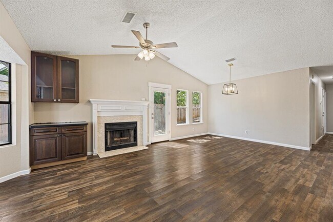 Foto del edificio - 906 Oleander Ln