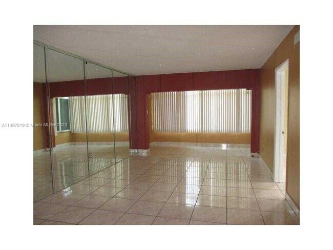 Foto del edificio - 120 Royal Palm Rd