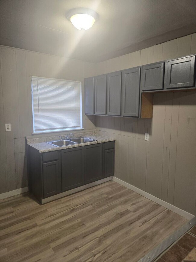 Foto del edificio - 2 Bedroom With Bonus Room in Basement