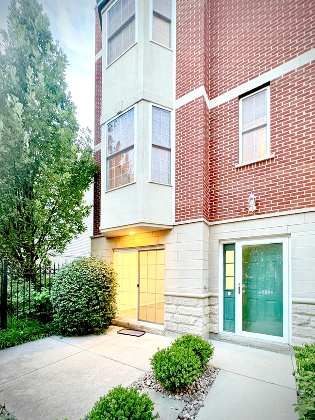 Building Photo - 2320 W Adams St