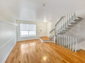 Building Photo - 10587 W Maplewood Dr
