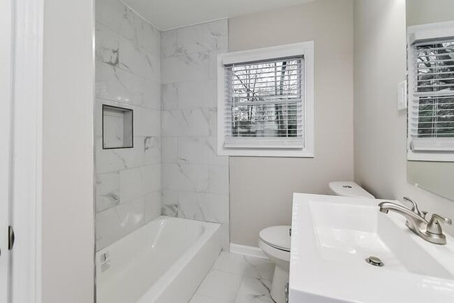 Building Photo - Renovated Home! Great Location!