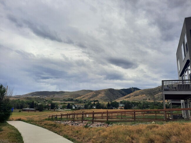 Building Photo - Now Leasing: Updated 2BR in Golden 4-Plex ...
