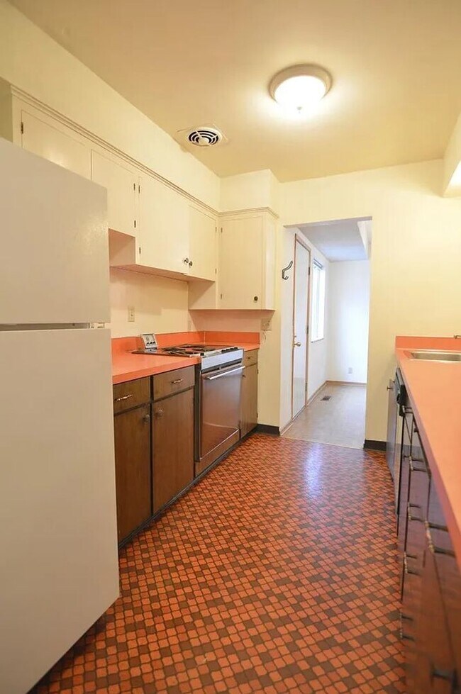 Building Photo - dege01