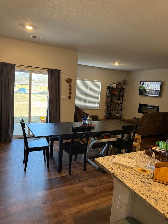 Foto del edificio - 7968 Hickory Meadow Rd