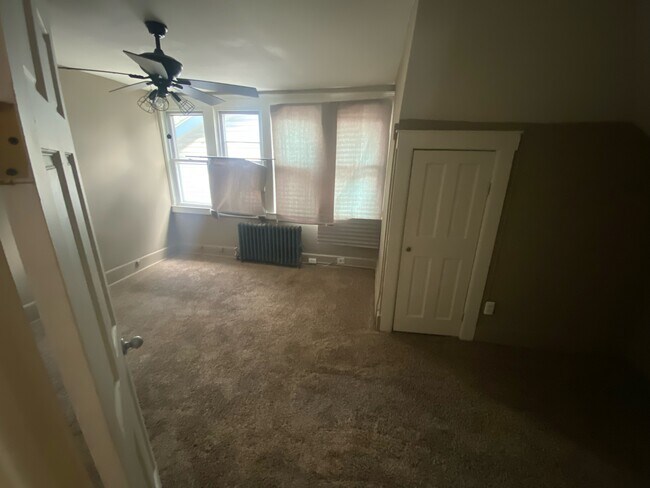 Upper Bedroom - 1083 Lakepointe St