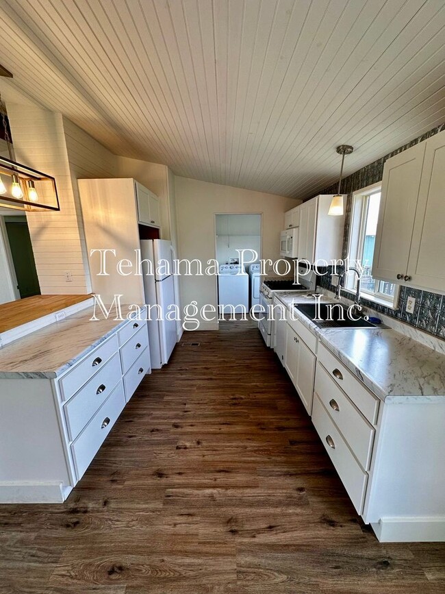 Building Photo - Newly Renovated Beautiful 3 bedroom 2 bath home in Red Bluff