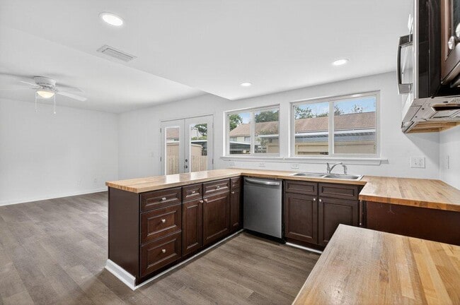 Foto del edificio - 8207 Kensington Square