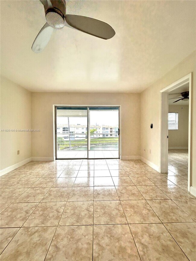 Foto del edificio - 8350 Sunrise Lakes Blvd