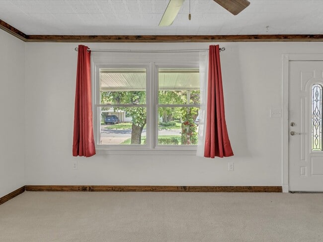 Foto del edificio - 815 Sandra Dr