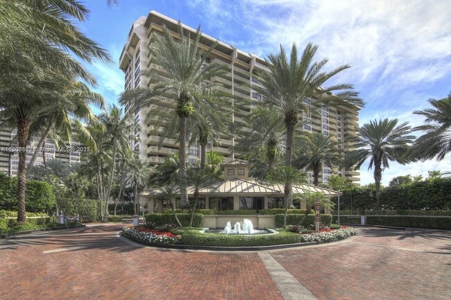 Foto del edificio - 2 Grove Isle Dr