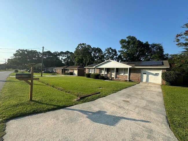 Building Photo - 4220 Oakridge Dr