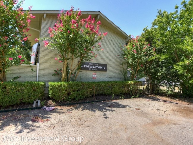 Building Photo - 1 br, 1 bath Apartment - 806 E 13th St