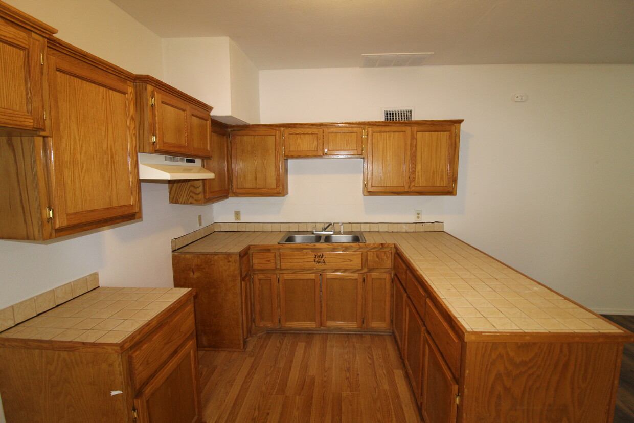 kitchen - 1205 S Dr E E Dunlap Hwy