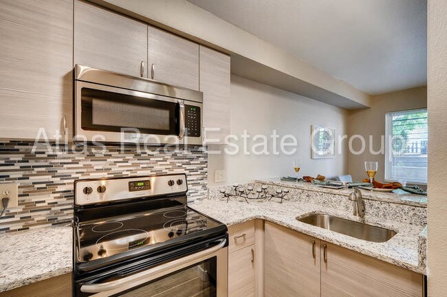 Building Photo - 981 S Dahlia St