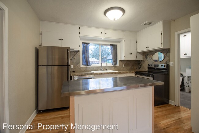 Building Photo - 3 br, 1 bath House - 3709 E Evergreen Blvd