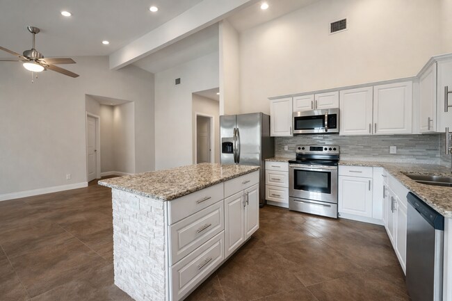 Foto del edificio - AVAILABLE NOW ; APPLY AT OUR WEBSITE!!!