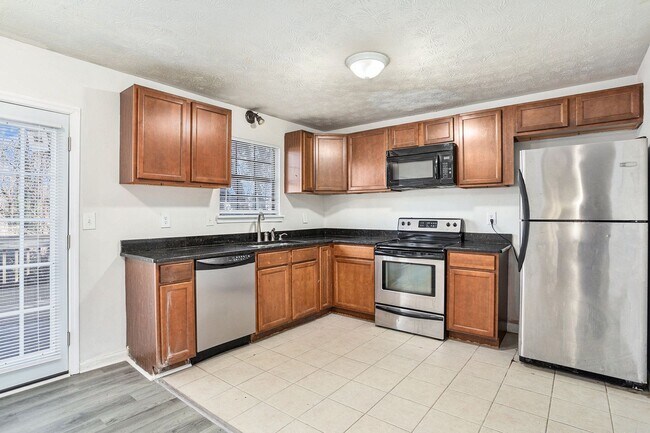 Building Photo - 4 Bedroom 2 Bath House