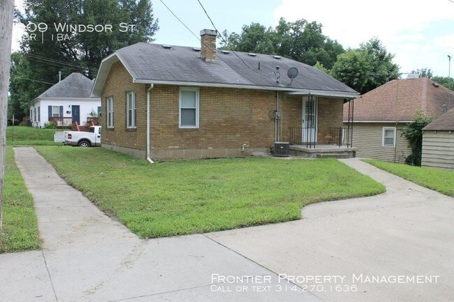 Building Photo - 2 Bedroom Brick Bungalow in Boonville