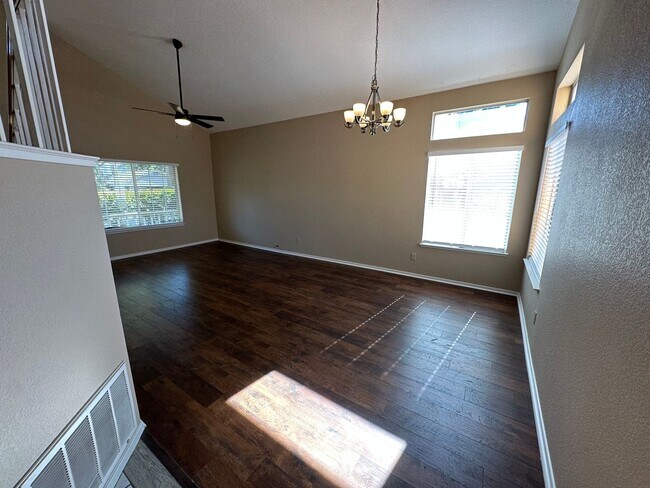 Building Photo - Beautiful 3 bedroom, 2.5 Bath Tracy Home