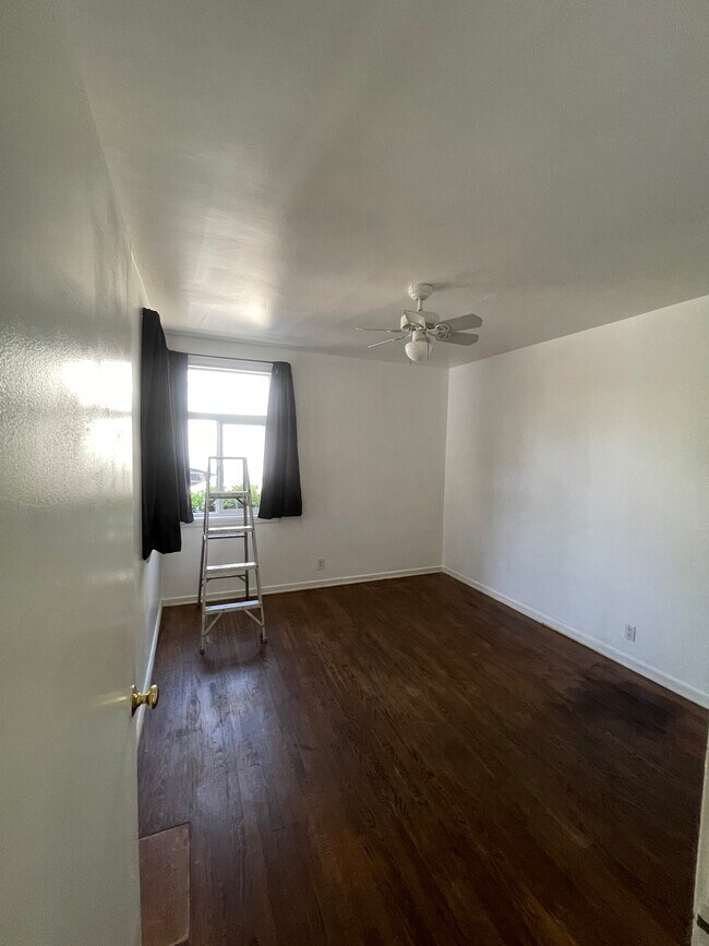 Bed room - 1936 Lake Ave