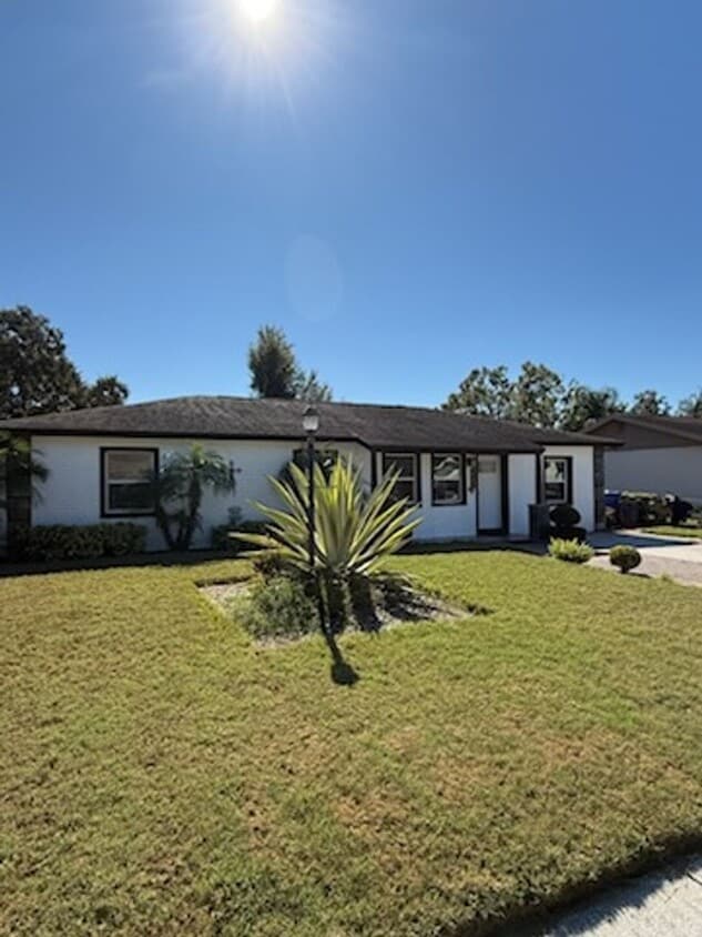 Beautiful 3BR 2BA Home w/ Fenced Yard in Tampa - Beautiful 3BR 2BA Home w/ Fenced Yard in Tampa