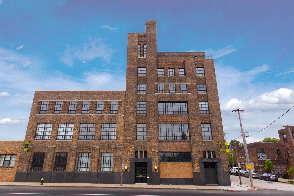 Primary Photo - 1720 Chouteau Ave