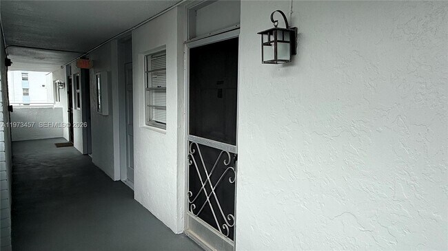 Foto del edificio - 3849 NE 169th St