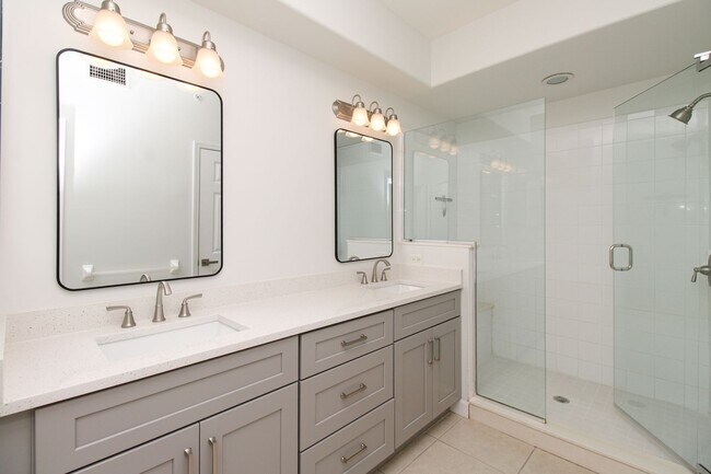 Building Photo - ** BEAUTIFUL UPDATED UNFURNISHED 2 BED PLU...