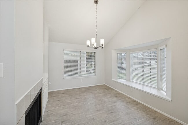 Building Photo - 8610 Lake Crystal Dr