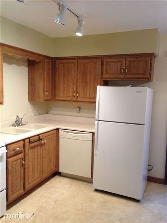 5223 W Loomis Rd, Greendale, WI 53129 Townhome Rentals in Greendale