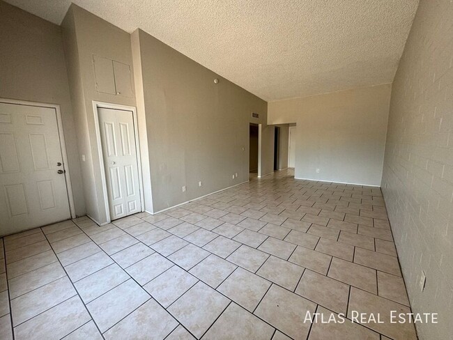 Building Photo - MOVE IN SPECIAL!! Two Bedroom, One Bath  w...